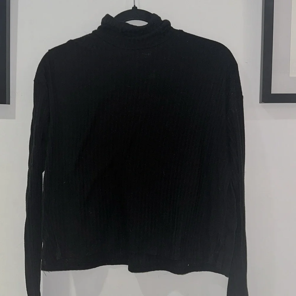 Boxy Cropped Ribbed Turtleneck - Picture 3 of 4